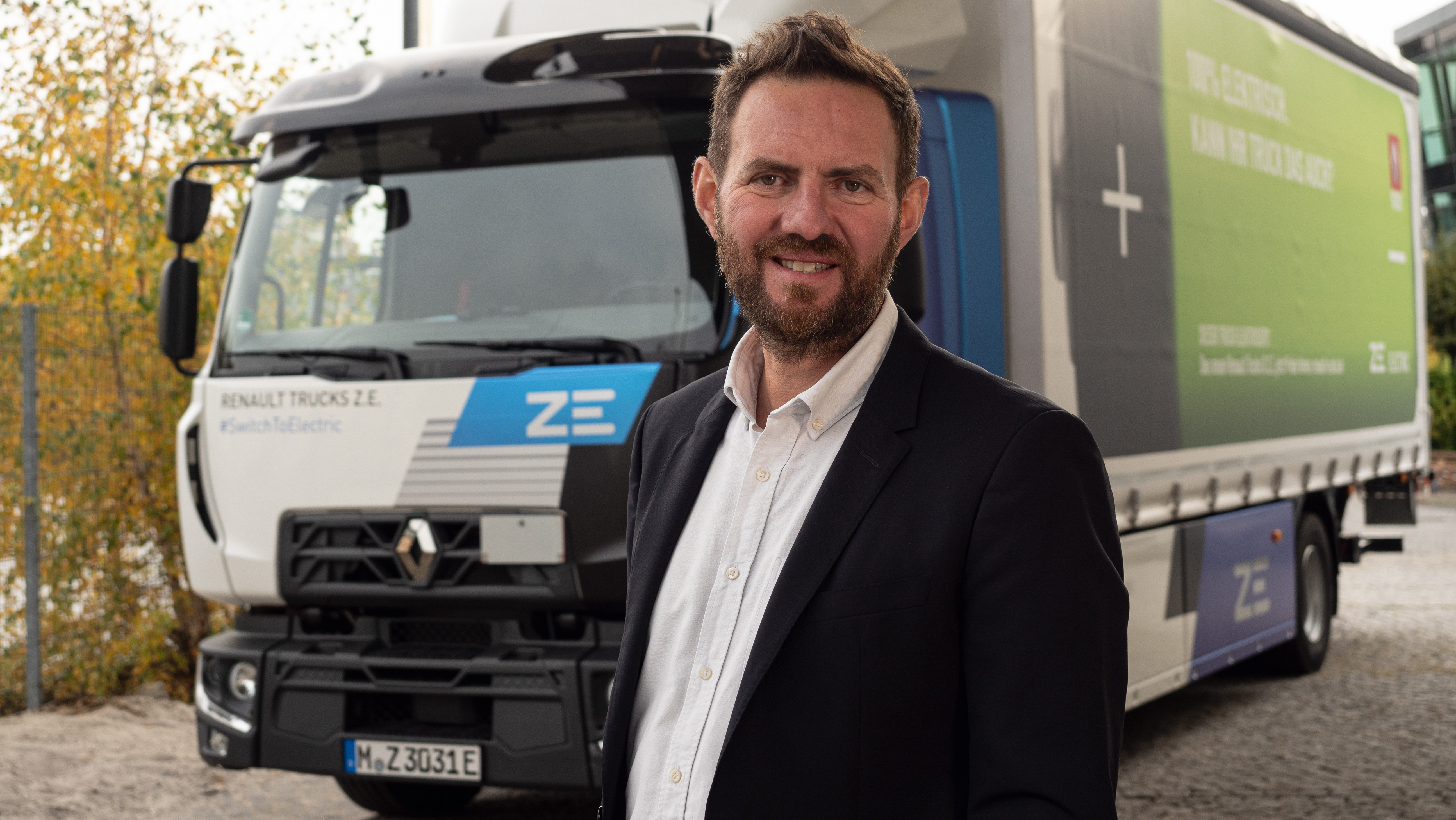 Frederic Ruesche, Geschäftsführer Renault Trucks Deutschland, vor einem E-Lkw.
