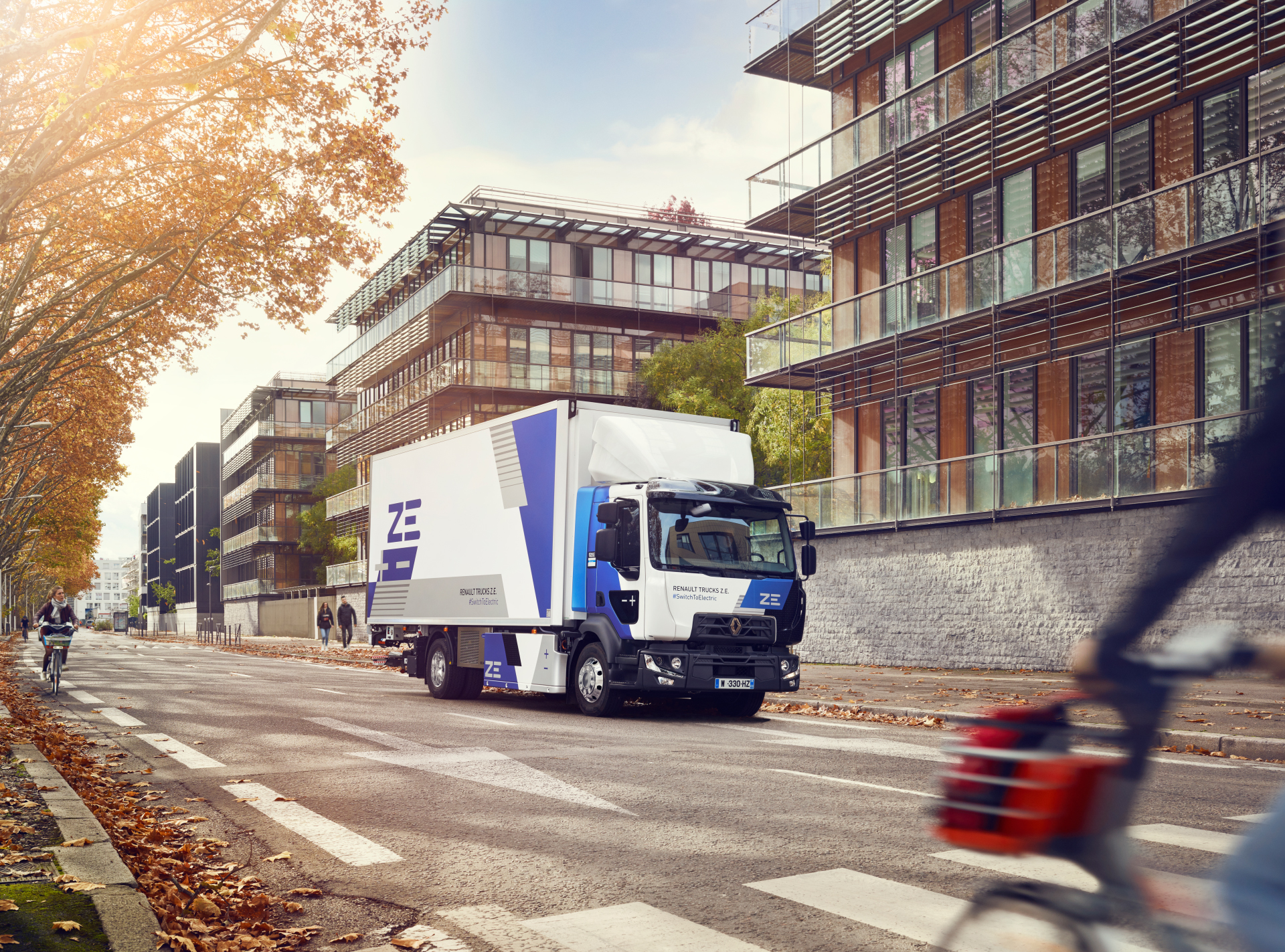 Renault Trucks D Z.E., elektrischer Zweiachser für den Verteilerverkehr vor einem Bürogebäude.