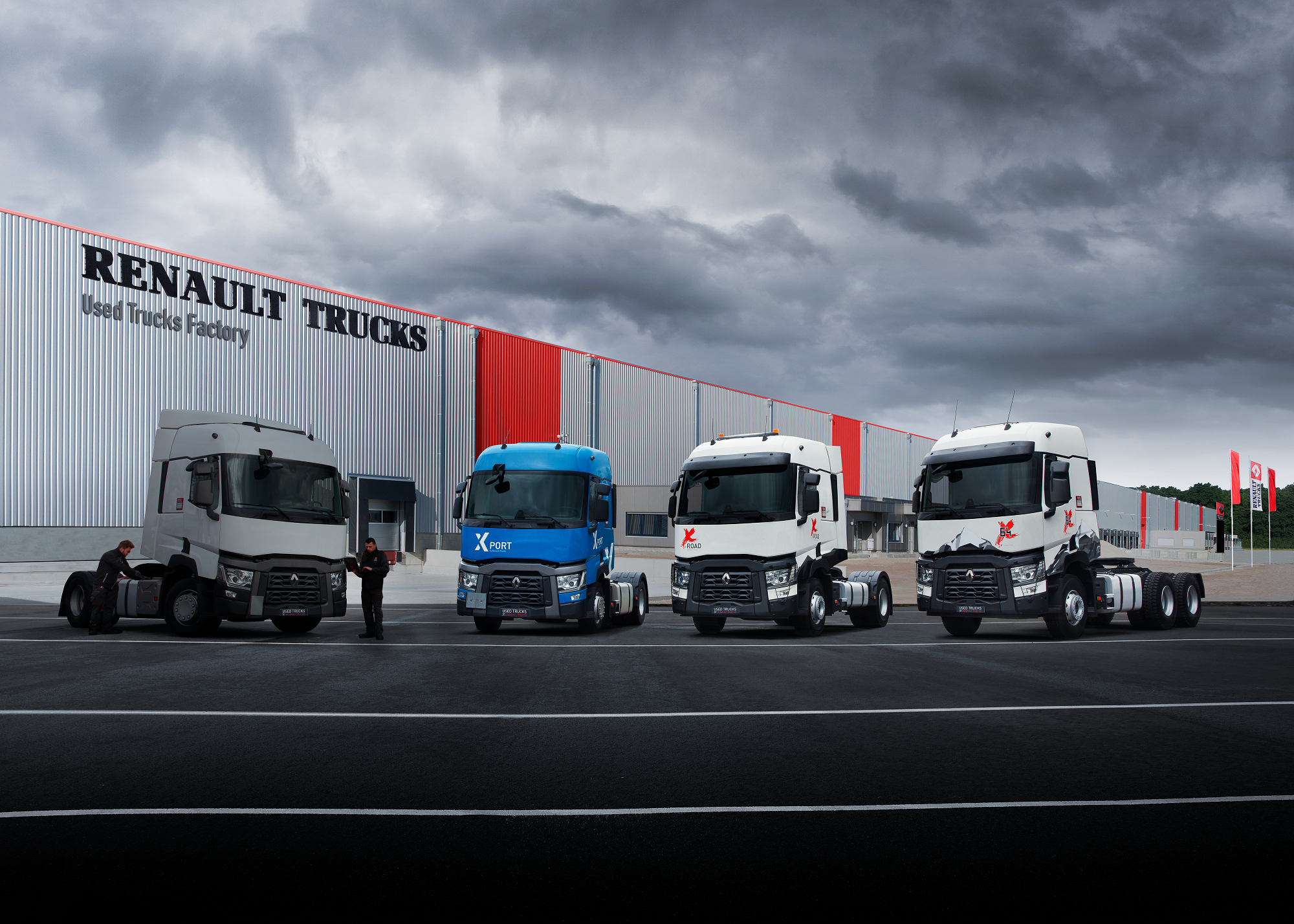 Vier Renault Trucks vor der Used Trucks Factory.