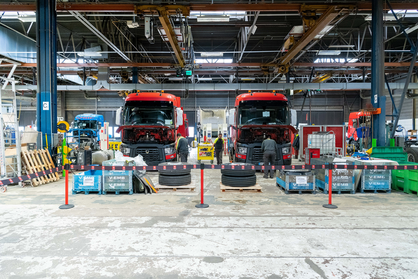 Zwei Renault Trucks Gebraucht-Lkw werden in der Used Trucks Factory überprüft.