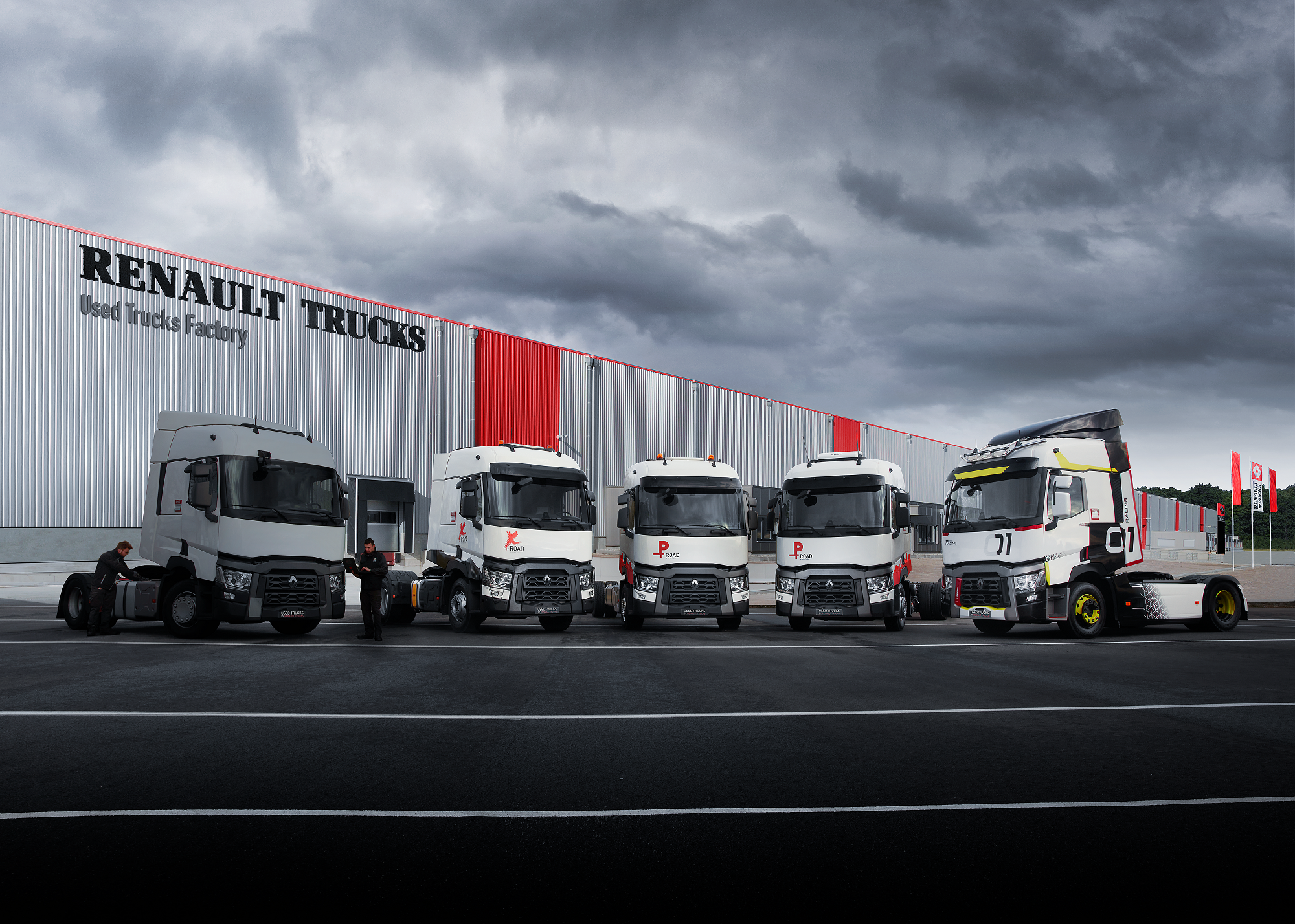 Fünf Renault Trucks vor der Used Trucks Factory.