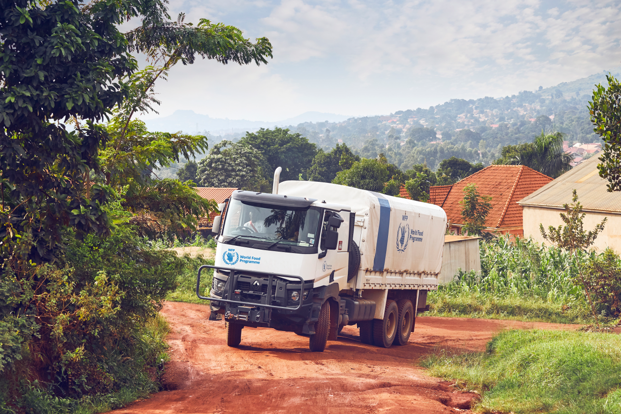 Renault Trucks Lkw des WFP auf der Strasse