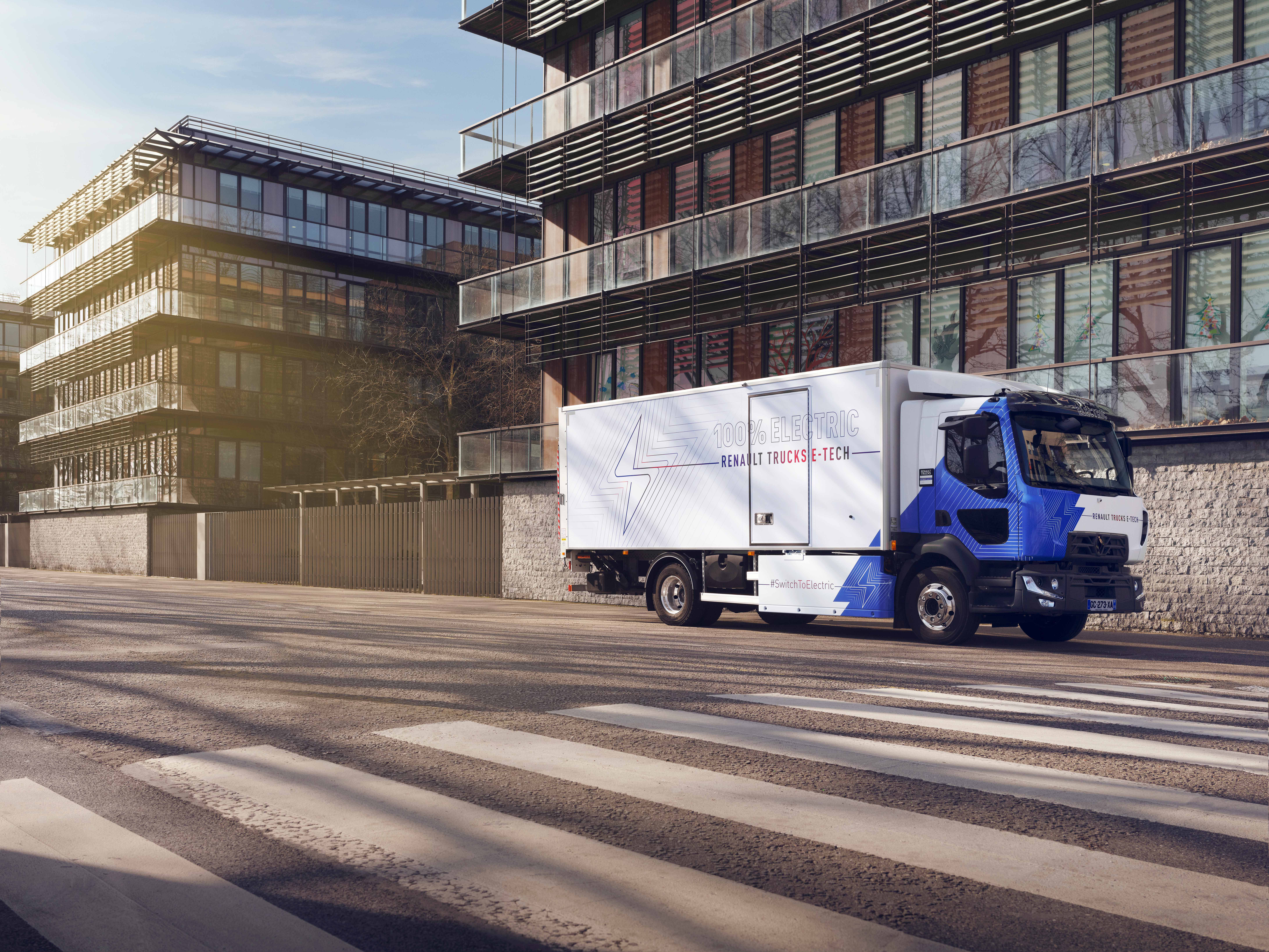 Renault Trucks D E-Tech mit Kofferaufbau in einem Stadtviertel.