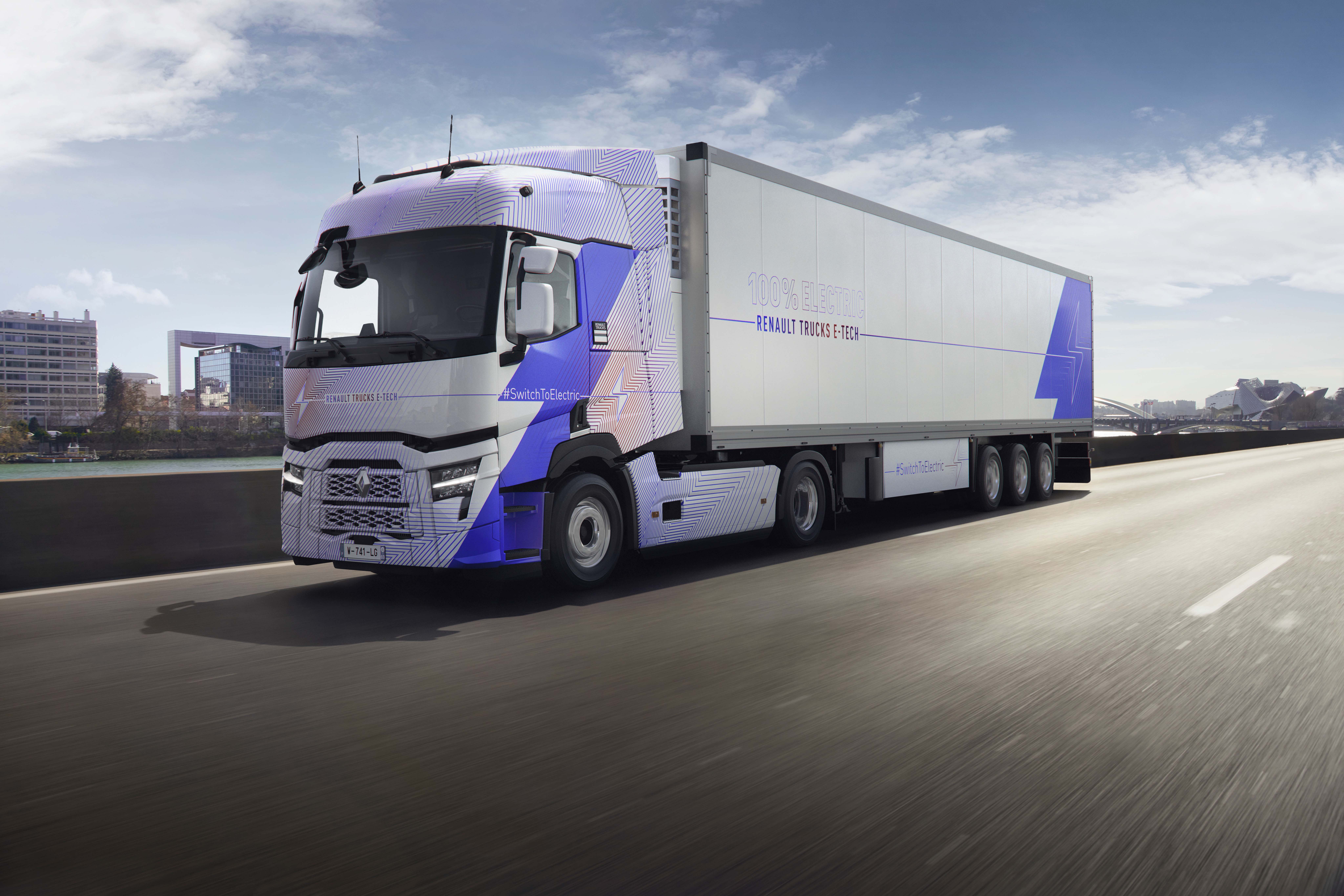Elektrischer Renault Trucks T E-Tech mit Trailer auf einer Straße.