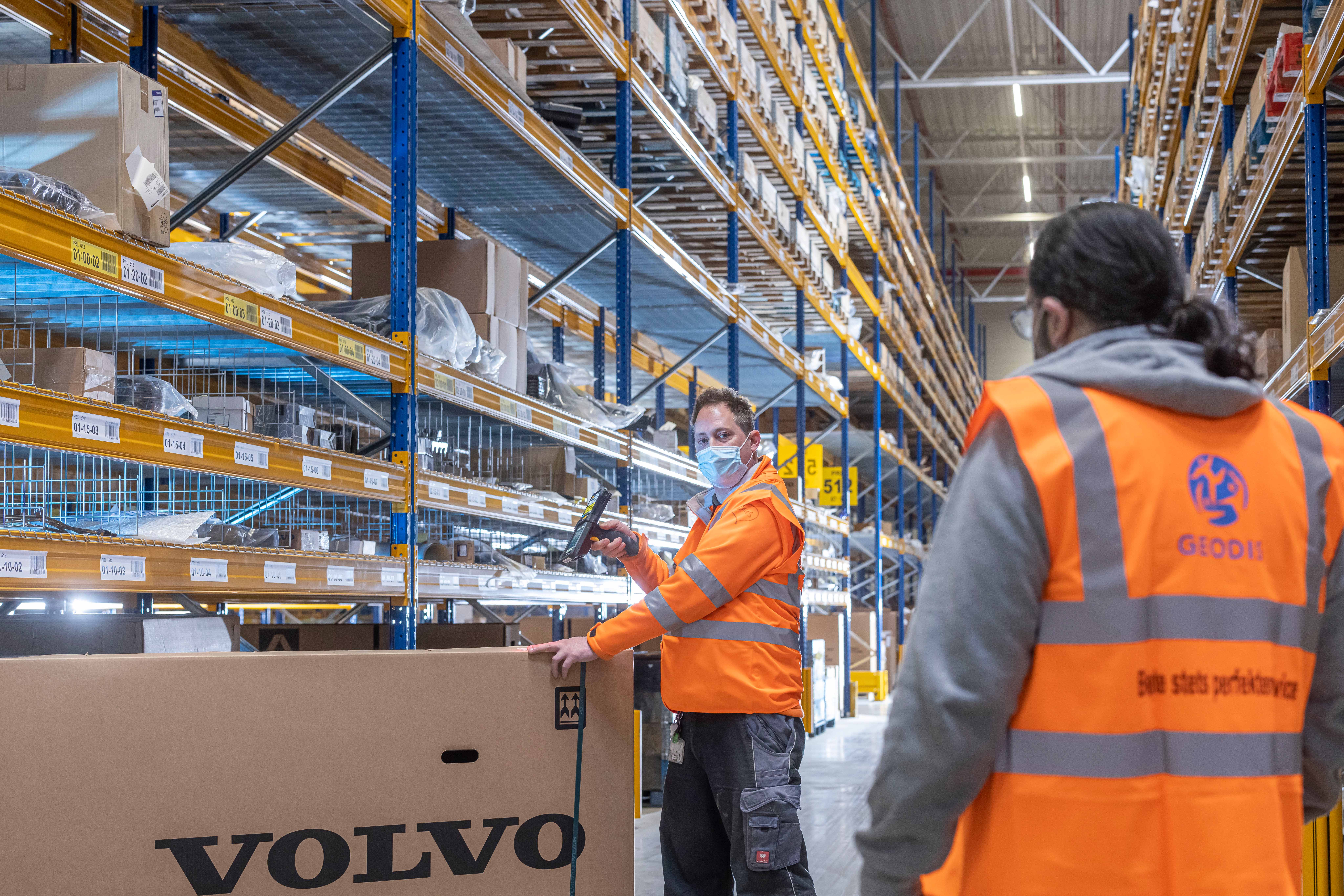 Mitarbeiter im Zentrallager der Volvo Group in Malsfeld.