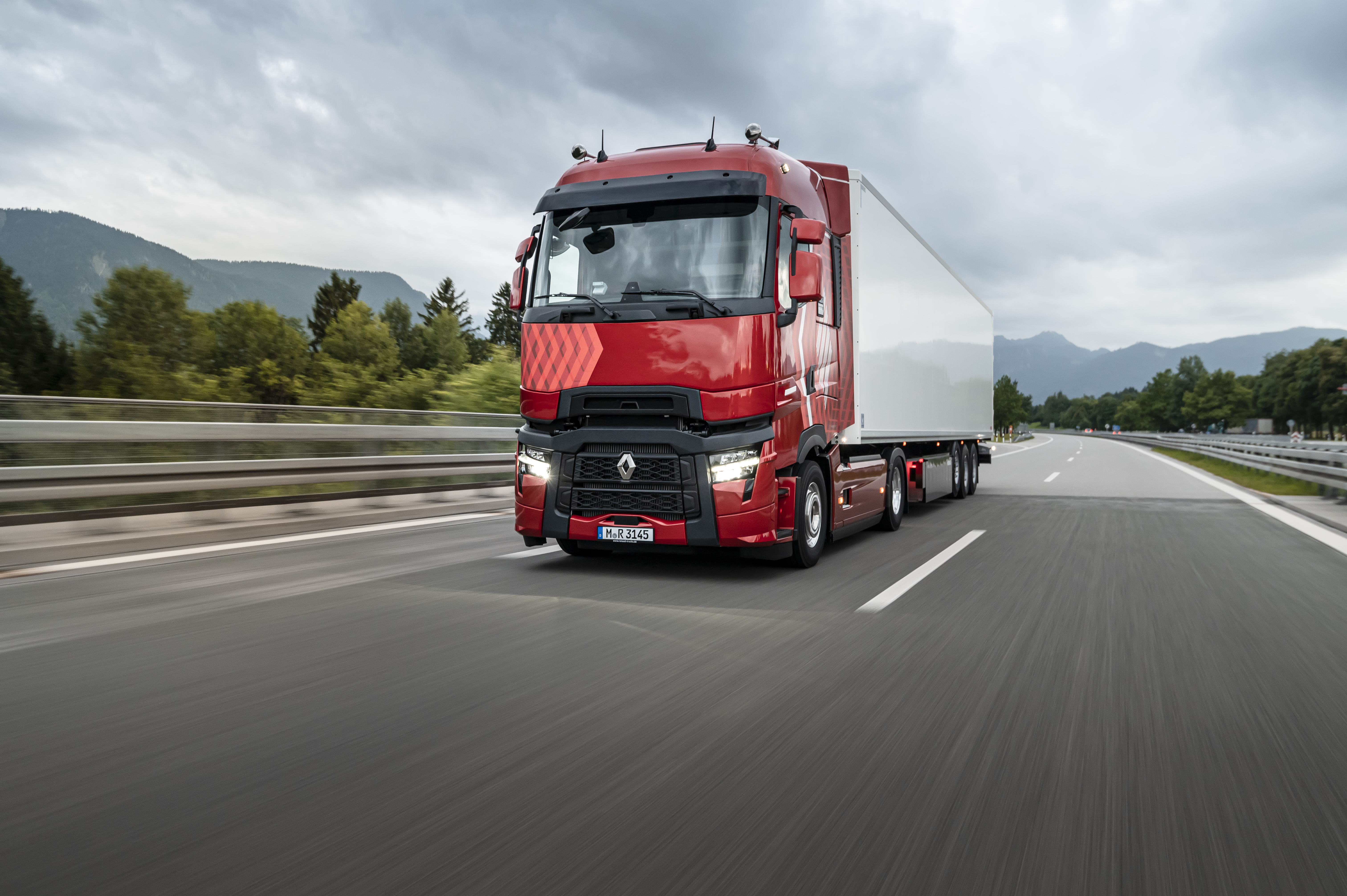 Renault Trucks T High auf der Autobahn, im Hintergrund das Voralpanland.