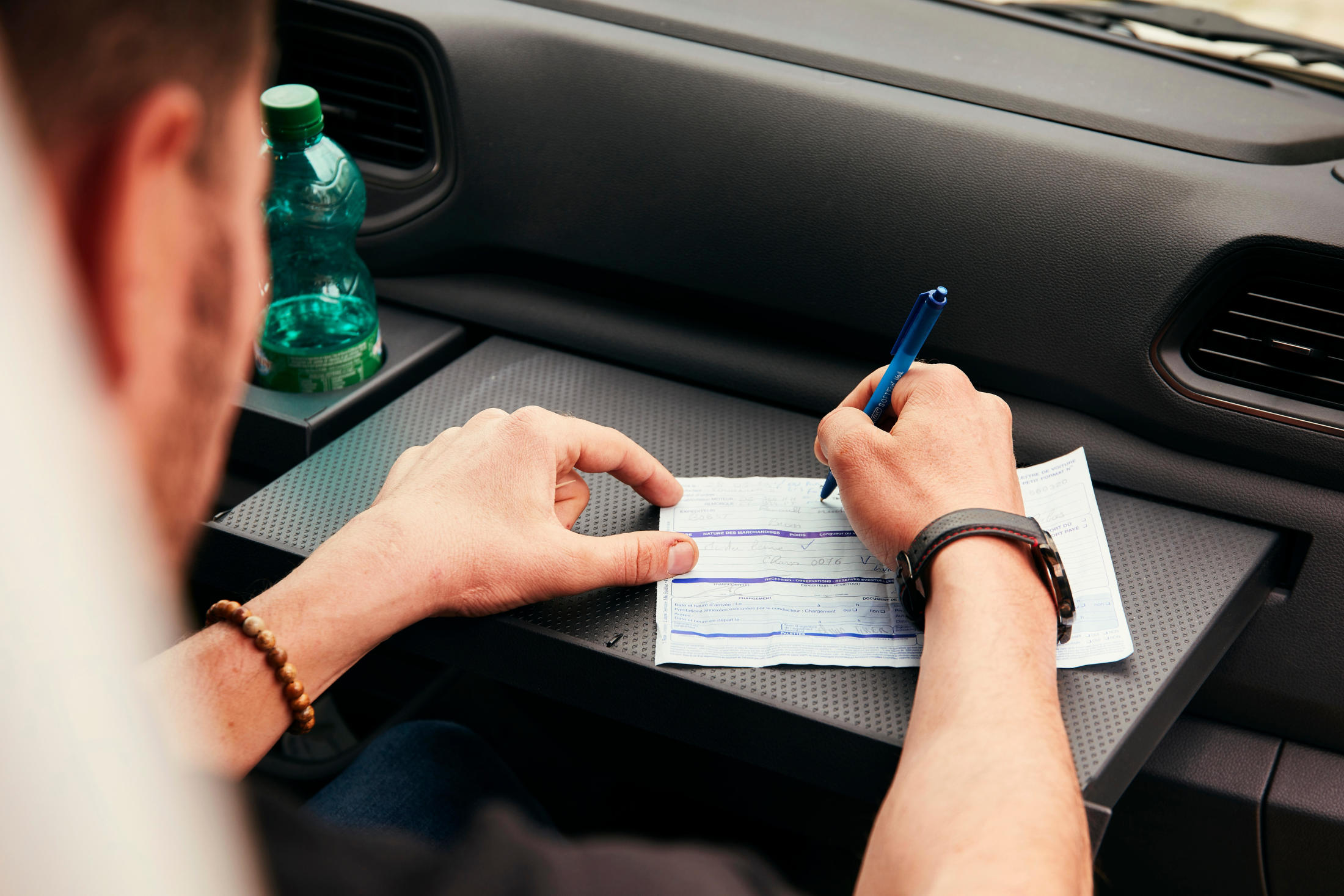 Someone_filling_a_paper_in_renault_trafic