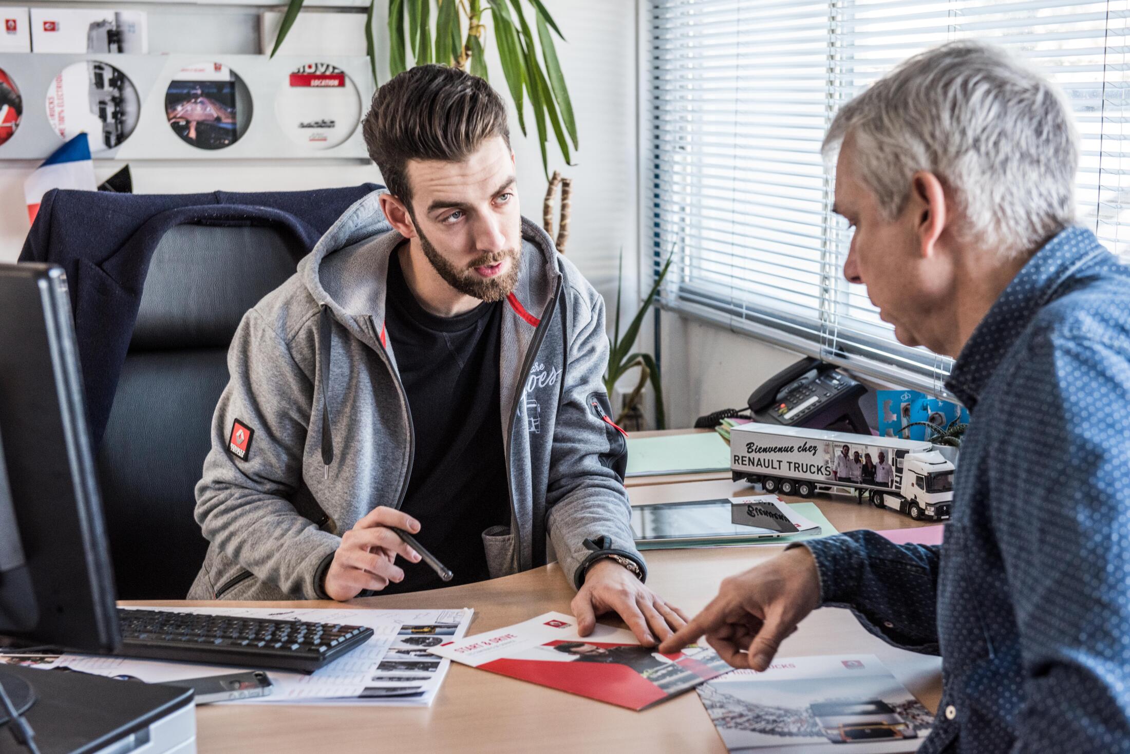 Renault Trucks Commercial discutant avec un client