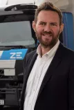 Frederic Ruesche, Geschäftsführer Renault Trucks Deutschland, vor einem E-Lkw.