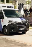 Renault Trucks Master Z.E. mit Kühlkoffer liefert frische Lebensmittel für ein Restaurant.