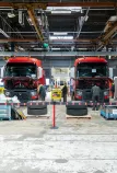 Zwei Renault Trucks Gebraucht-Lkw werden in der Used Trucks Factory überprüft.