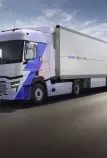Elektrischer Renault Trucks T E-Tech mit Trailer auf einer Straße.