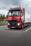 Renault Trucks T High auf der Autobahn, im Hintergrund das Voralpanland.