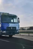 Renault Trucks E-Tech D Wide mit Abfallsammelaufbau auf einer Straße. Präsentiert auf IFAT 2022.