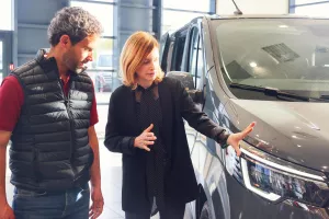 Trafic E-TECH in a dealers store with two people next to it