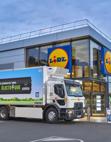 Elektrischer Renault Trucks D Wide Z.E. mit Kühlkoffer im Einsatz bei Lidl.