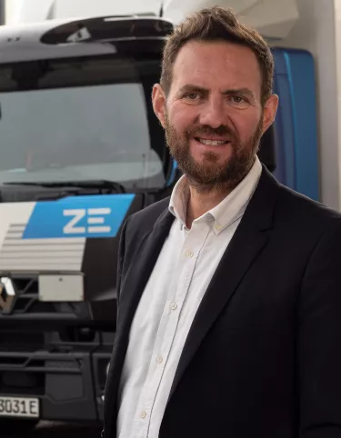Frederic Ruesche, Geschäftsführer Renault Trucks Deutschland, vor einem E-Lkw.