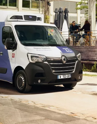 Renault Trucks Master Z.E. mit Kühlkoffer liefert frische Lebensmittel für ein Restaurant.