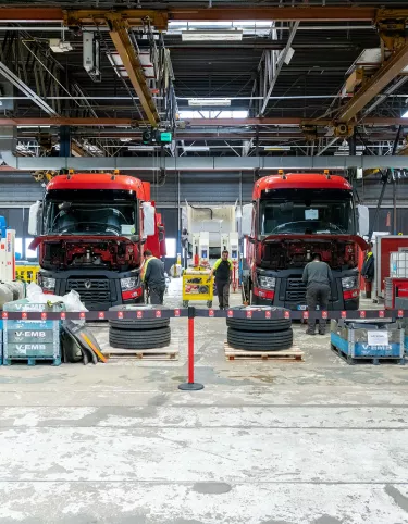 Zwei Renault Trucks Gebraucht-Lkw werden in der Used Trucks Factory überprüft.