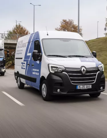 Ein Renault Trucks D Z.E. und ein Master Z.E. auf einer Schnellstrasse.