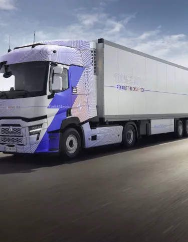Elektrischer Renault Trucks T E-Tech mit Trailer auf einer Straße.