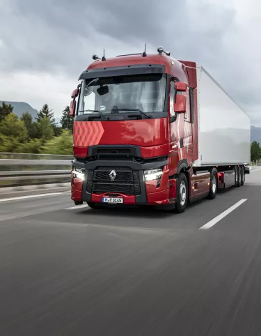Renault Trucks T High auf der Autobahn, im Hintergrund das Voralpanland.