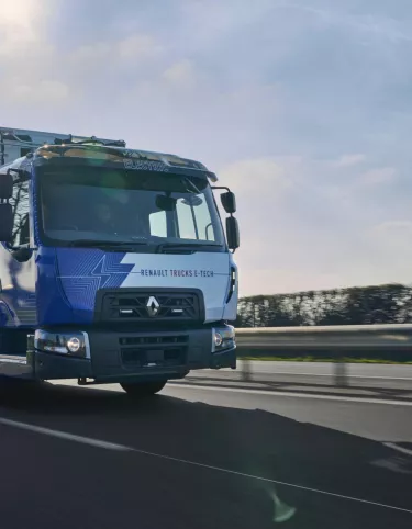 Renault Trucks E-Tech D Wide mit Abfallsammelaufbau auf einer Straße. Präsentiert auf IFAT 2022.