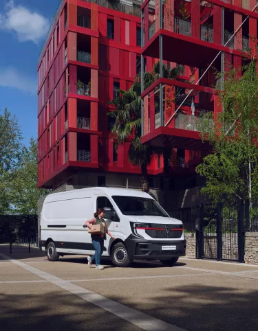 Renault Trucks Master 4 Red EDITION delivering