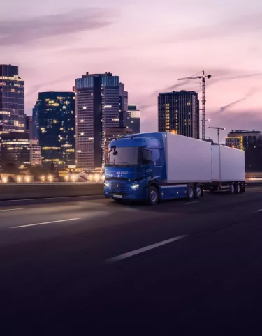 Renault Trucks E-Tech T equipped with CMS (Camera Monitoring System) instead of rear-view mirrors, driving in the city at night